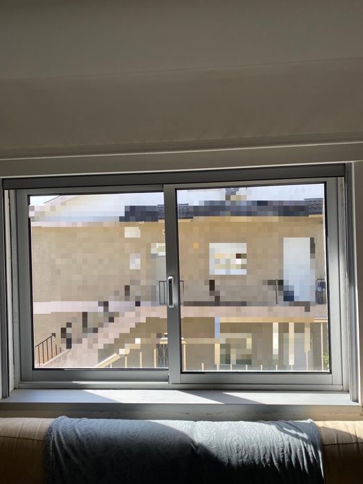 Janelas de correr em alumínio cinzento com vidro duplo