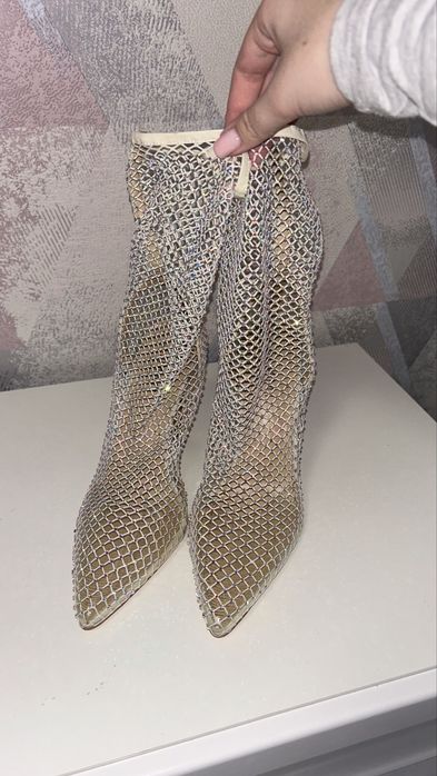 Туфлі на підборах зі стразами