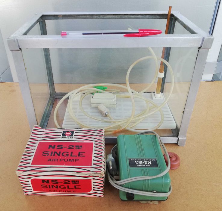 Aquário com bomba de ar e alguns acessórios