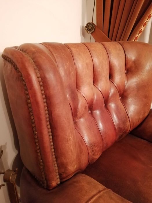 Conjunto de Sofá e 2 poltronas, em capitoné, Pele Genuína (Vintage)