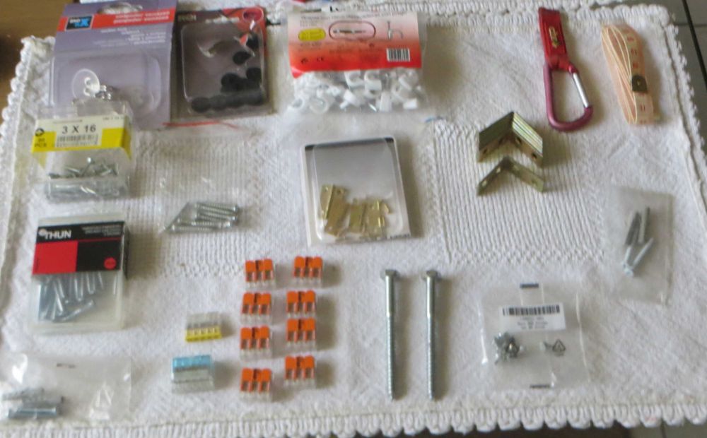 Lote Material elétrico, ferragens, dobradiças, etc. Total 50 conjuntos