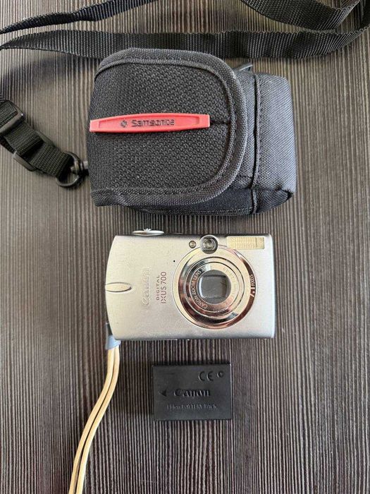 Canon Digital IXUS  700 -  Vintage Retro/Y2K