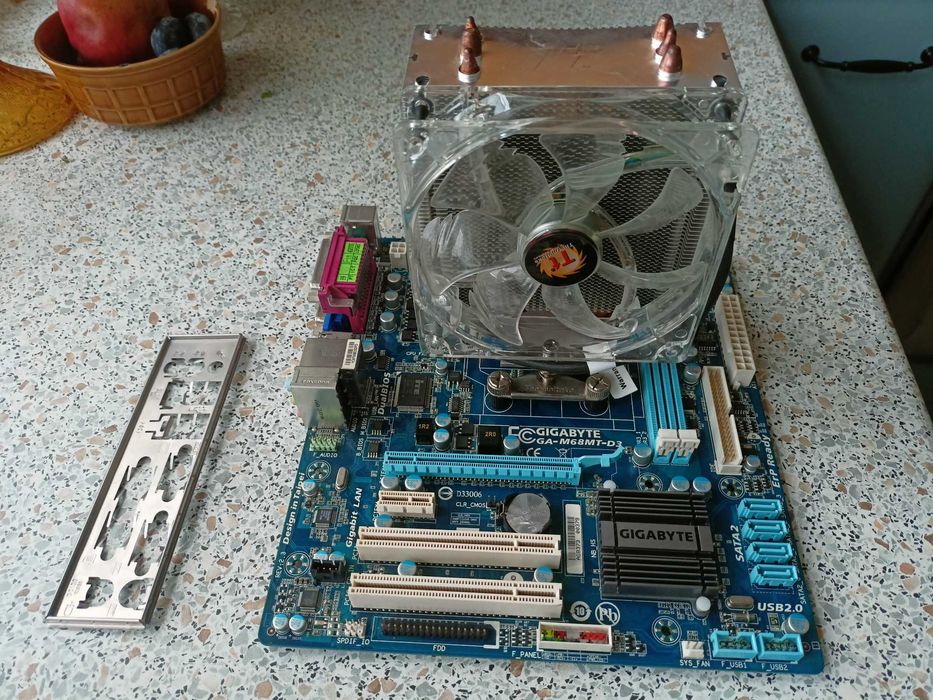 Płyta główna Gigabyte GA-M68MT-D3 + AMD Athlon II X2 250 + duży cooler