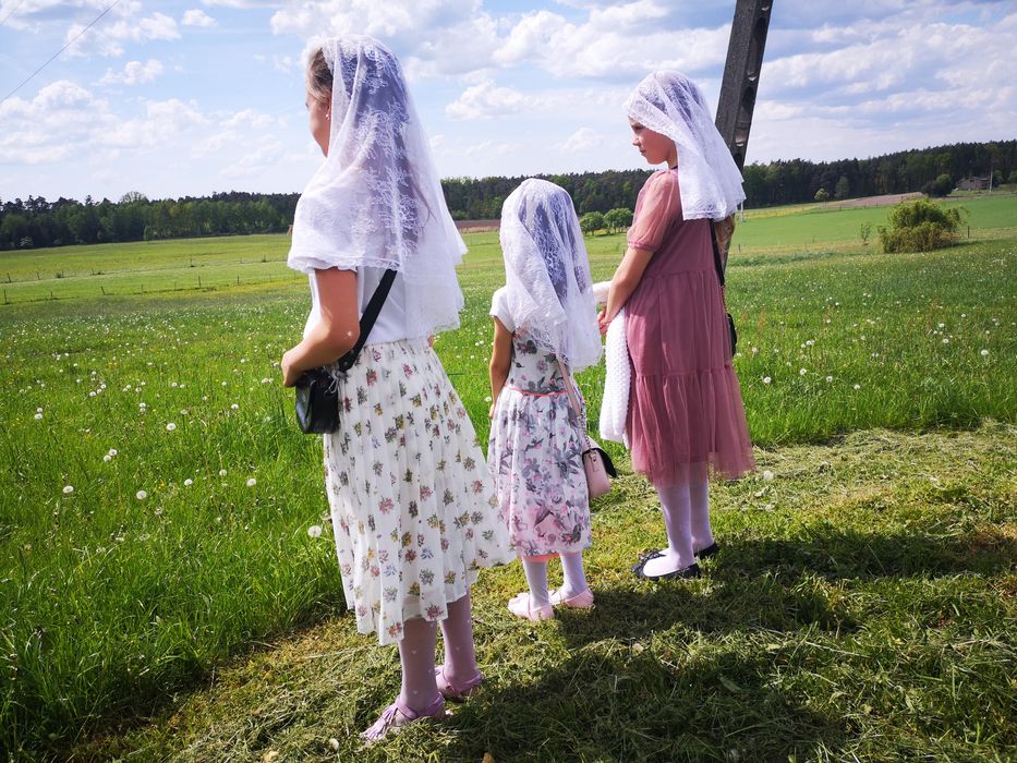 Mantylka czarna i biała, chusta koronkowa trydencka