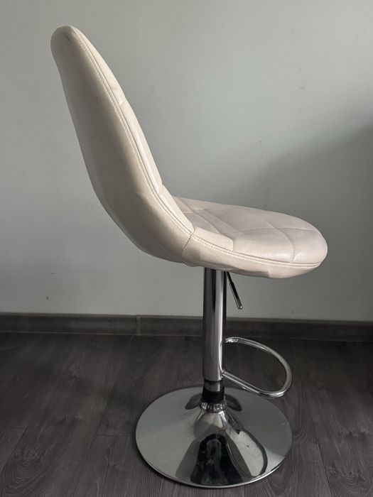 Барний стул білого кольору