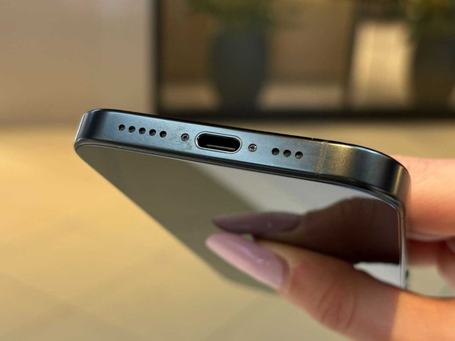 iPhone 16 pro 256 GB Black Titanium / eSIM