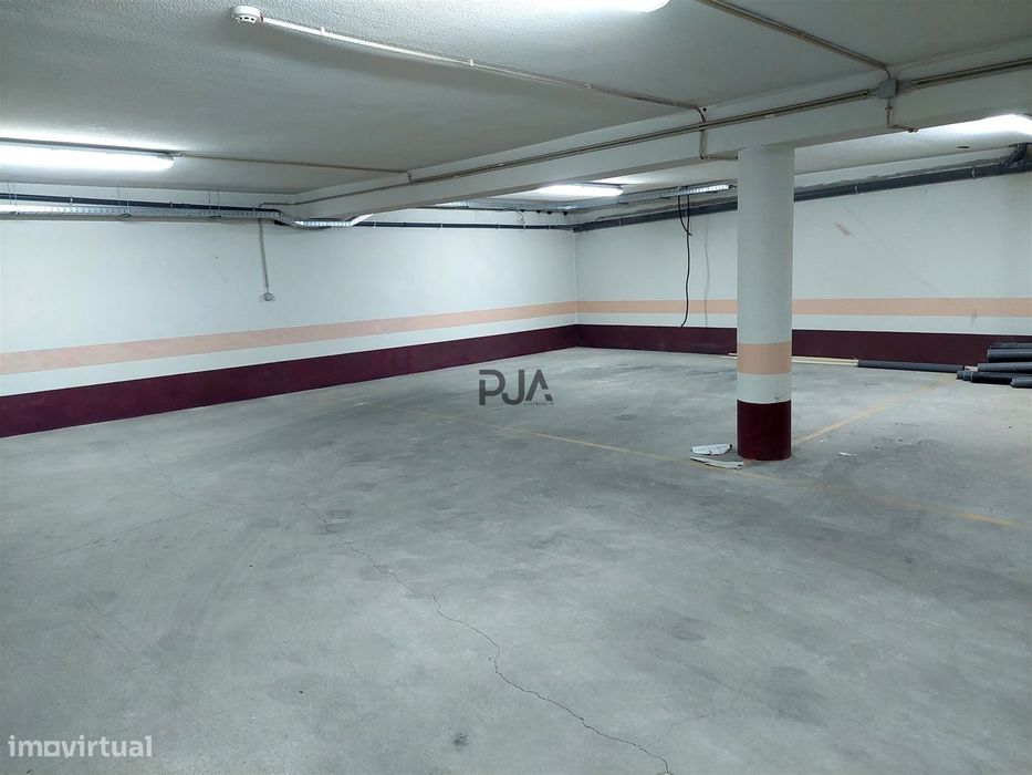 Arrenda Armazém/Arrumos em centro de Tondela