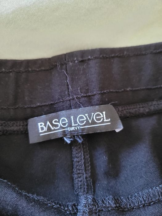 L 30 Base Level curvy spodnie damskie czarne z wysokim stanem wiskoza