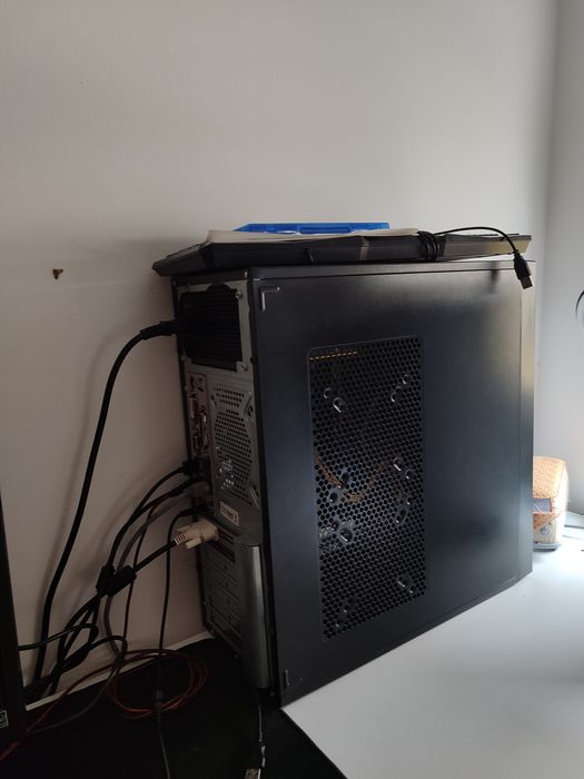 Vendo PC perfeitamente para jogos com monitor e controle da ps4