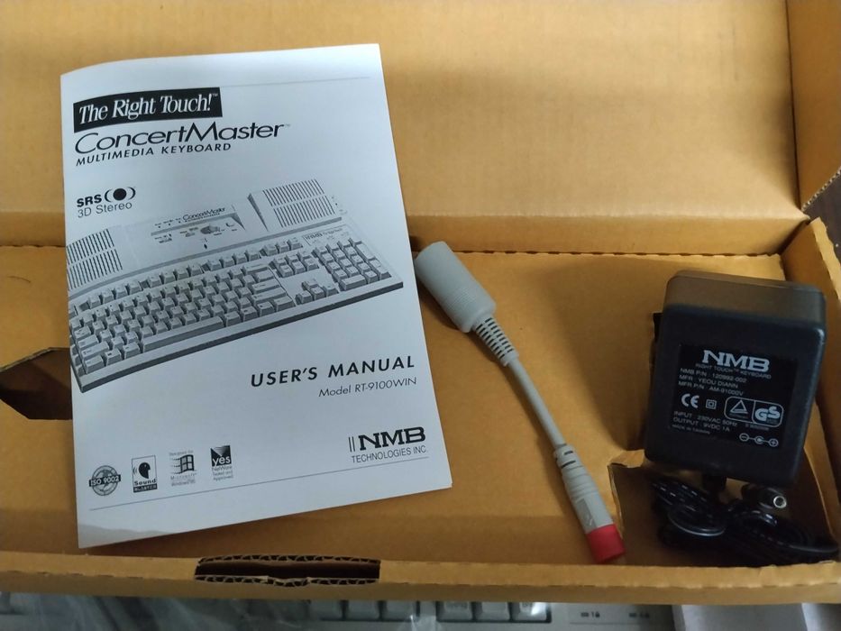 Teclado novo com colunas integradas - NMB Concert Master