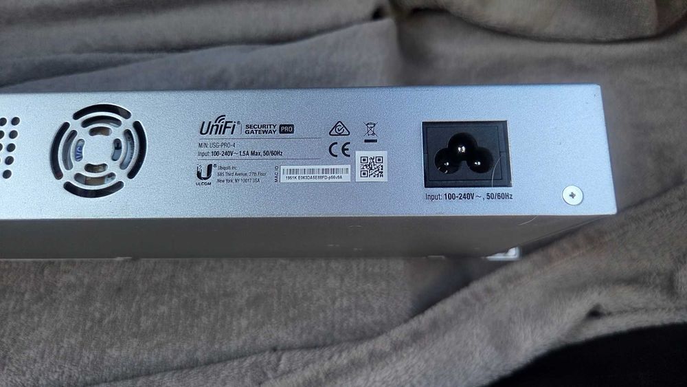 Ubiquiti Security Gateway USG-PRO-4 + Cloud Key UC-CK