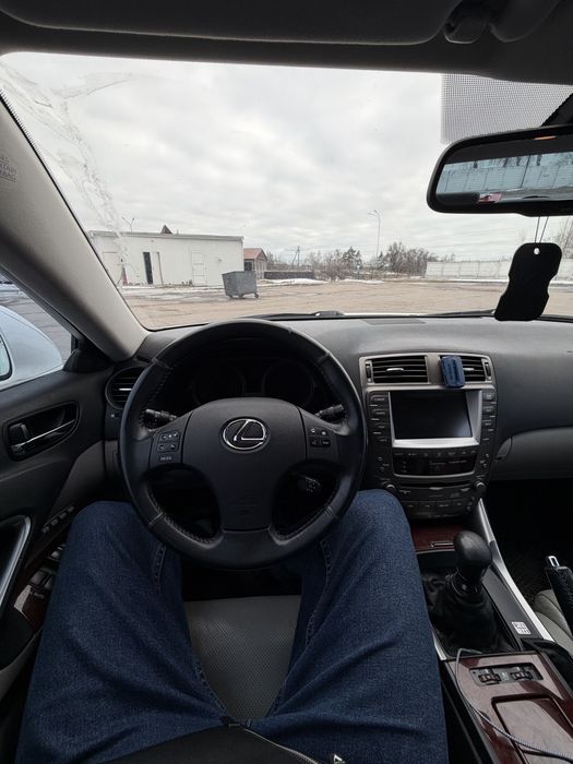Продам Lexus is 220d