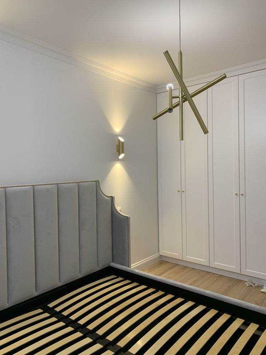 Sypialnia łoże ozdobne pinezki gwoździe łóżko glamour king panele