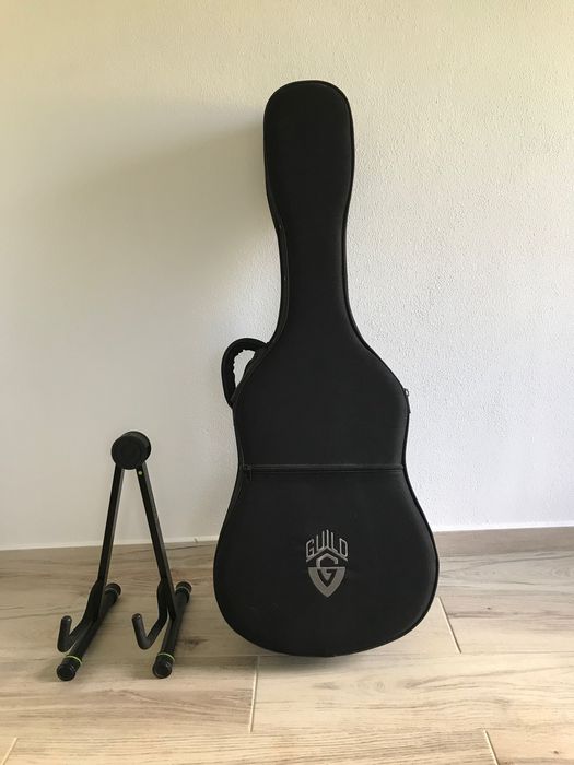 Guitarra nova + estojo + suporte – 850€ negociável
