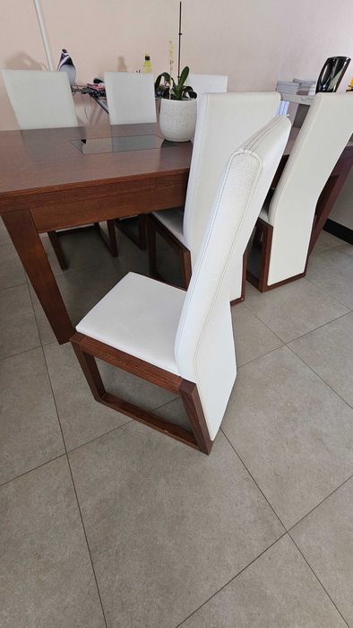 Mesa Jantar com 8 cadeiras em Carvalho