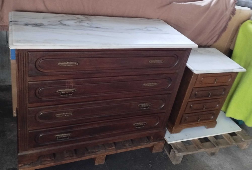 Cómoda e mesa de cabeceira com tampo em mármore, peças usadas