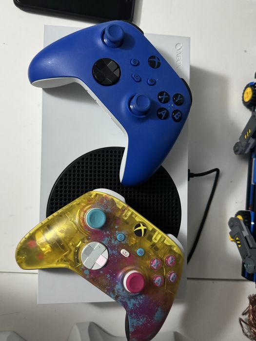 Xbox Series S + 2 pady z ladowarka do nich SUPER STAN