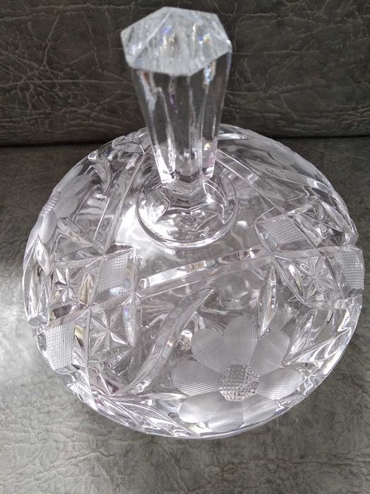 Конфетница хрустальная с крышкой резная