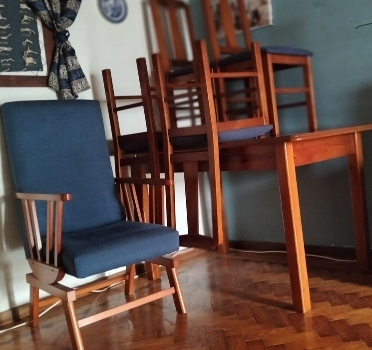 Mesa de sala com 4 cadeiras e um cadeirão