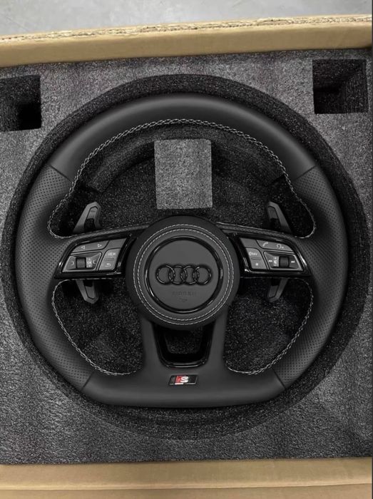 Volante Audi RS com comandos multifunções e airbag