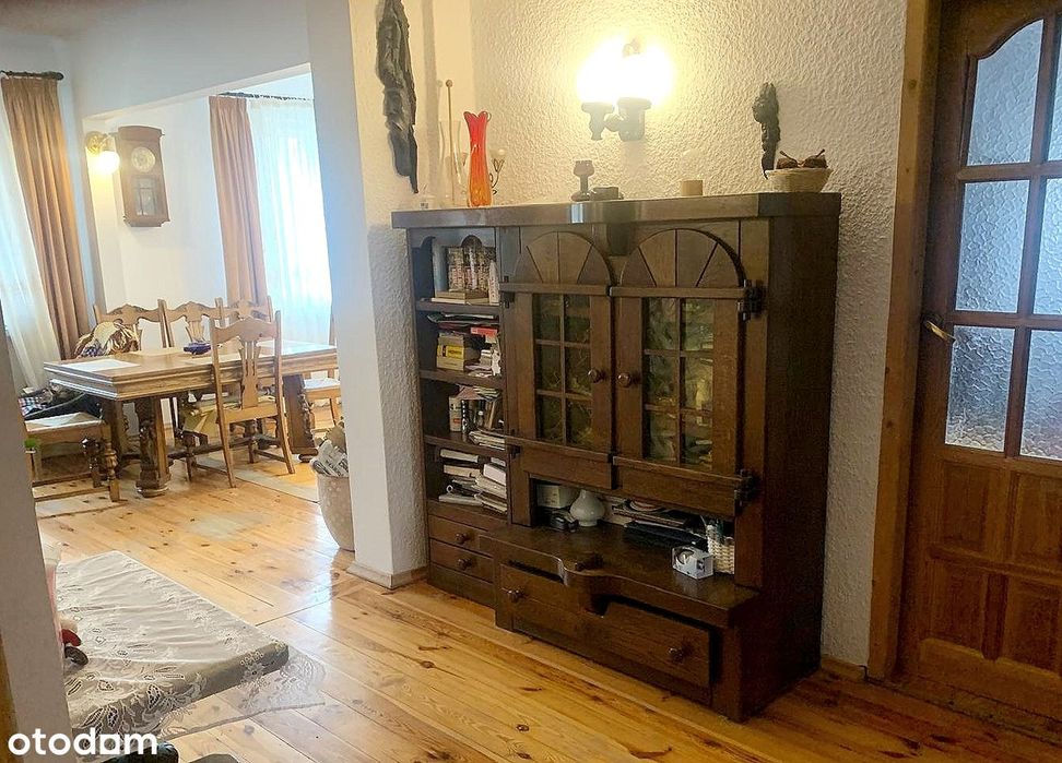 Urokliwy cichy przestronny dom wolnostojący, duży garaż oraz działki.