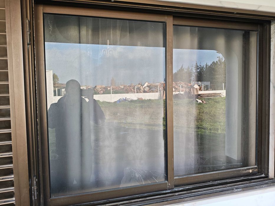 Porta e Janelas de alumínio castanho