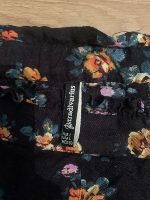 Calções Stradivarius tamanho L pretos com estampado de flores