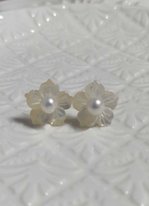 Kolczyki z pereł i muszli