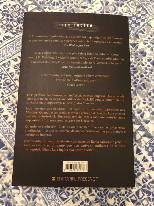 Livro Uma Chama Entre as Cinzas - Sabaa Tahir