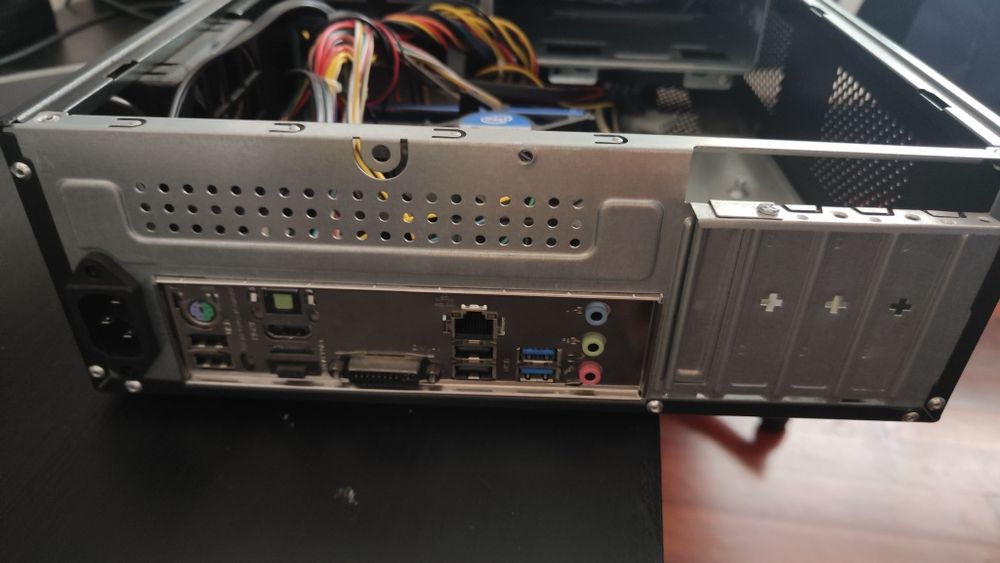 Media Center Computer with Optical Audio Output64564118622338124