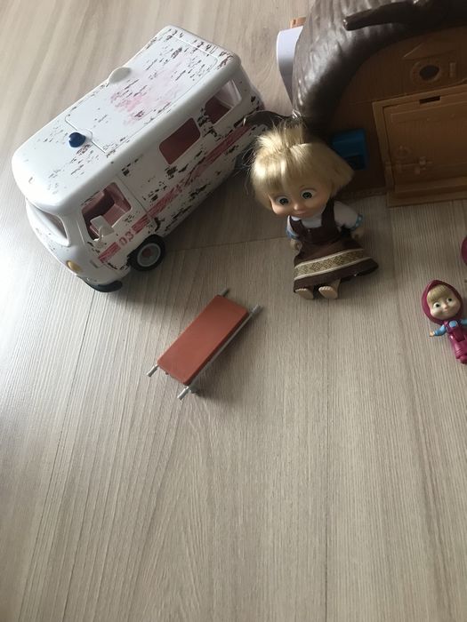 Masza i niedźwiedź,domki i ambulans.