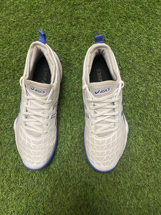 Волейбольні кросівки asics