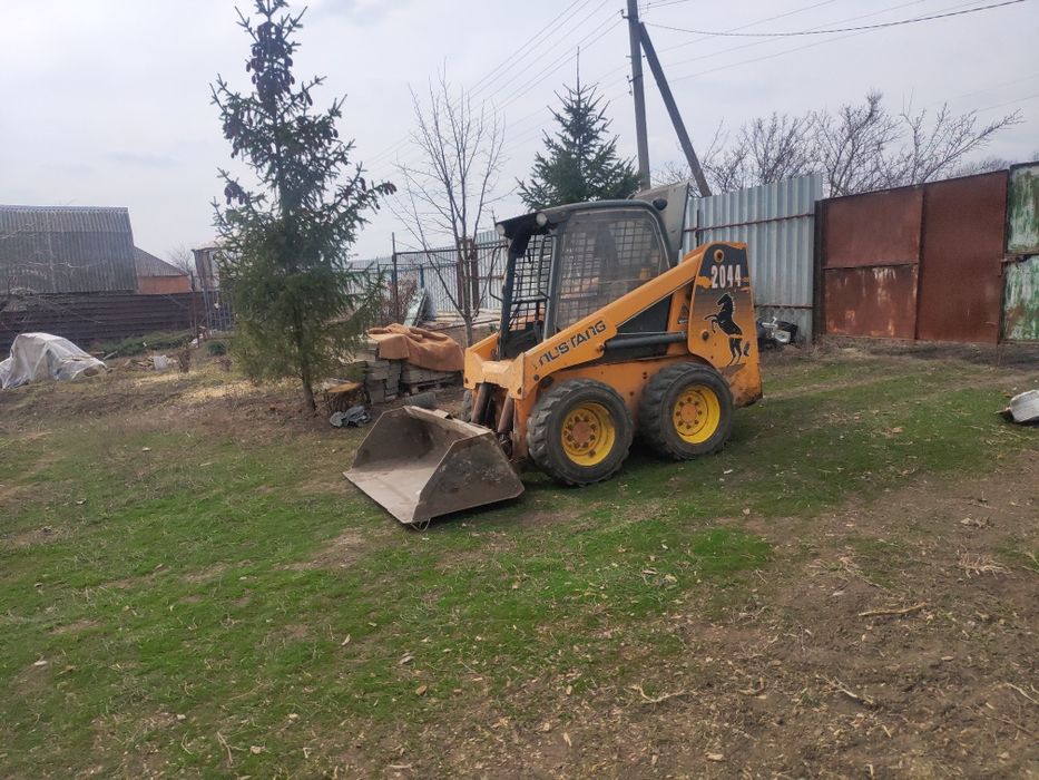 Продам мінінавантажувач Mustang 2044