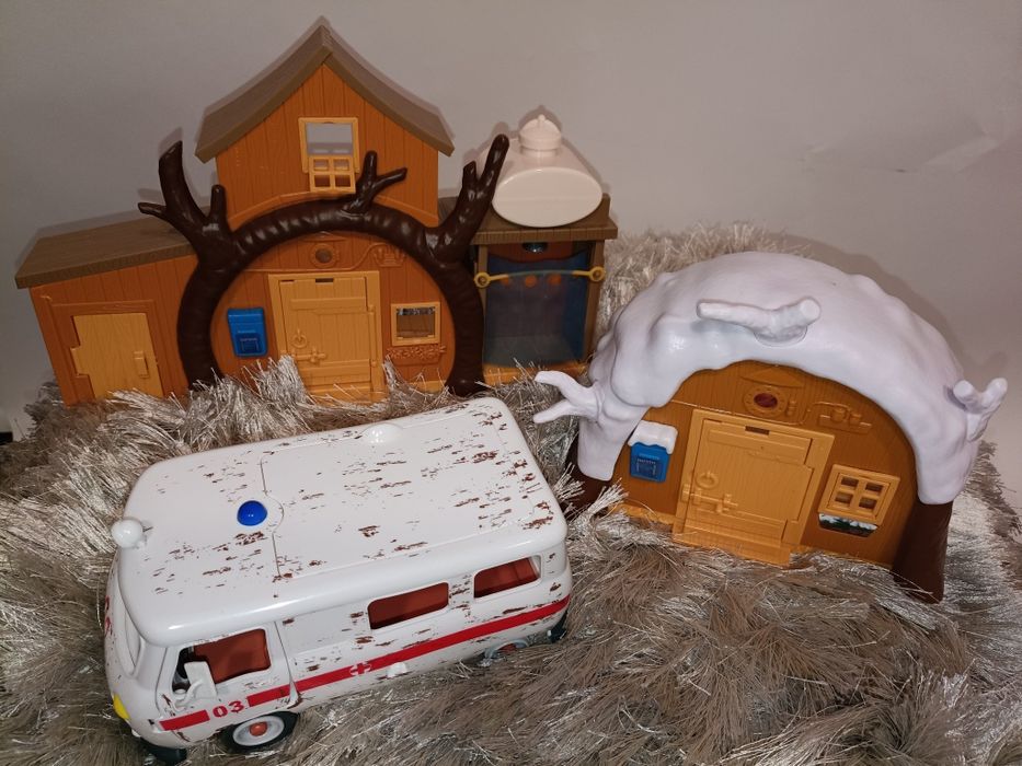 Duas Casas, figuras e Ambulância da Série da Masha