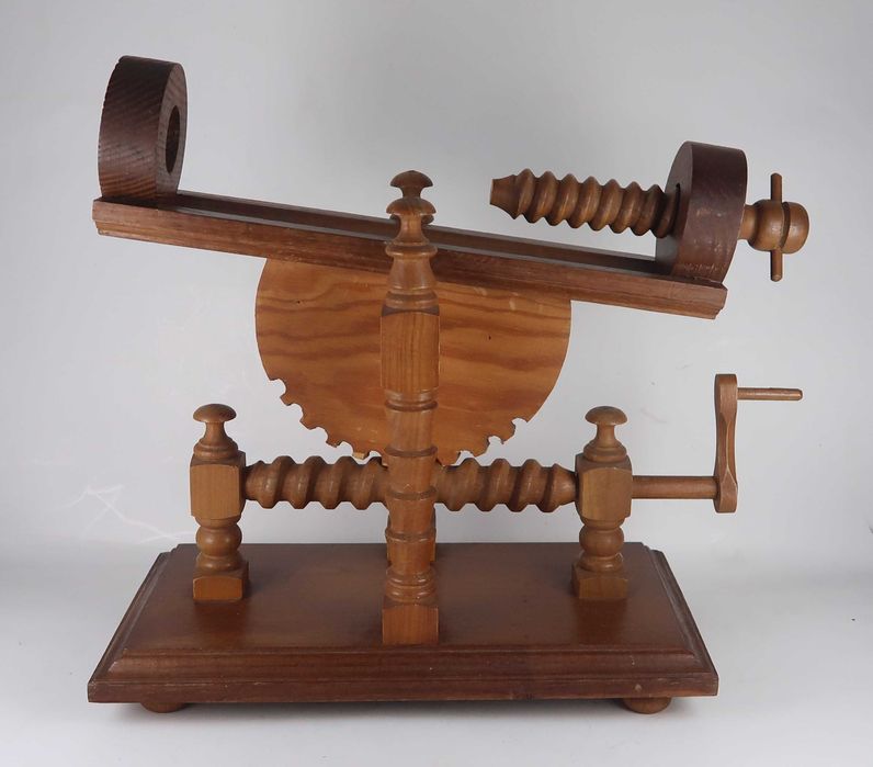 Decantador antigo em madeira