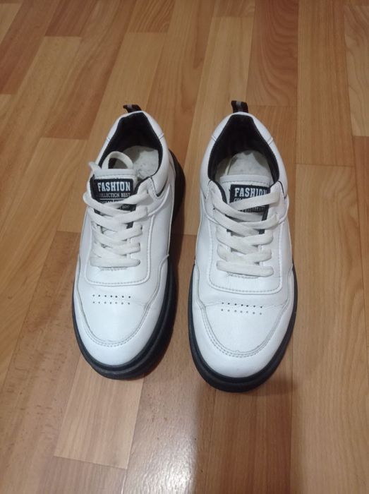 Стильні жіночі кросівки