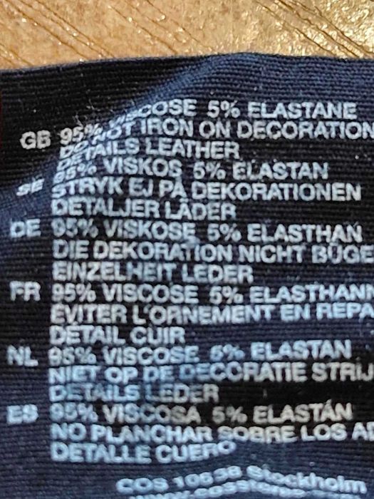 COS – czarna sukienka z wiskozą, rozmiar M