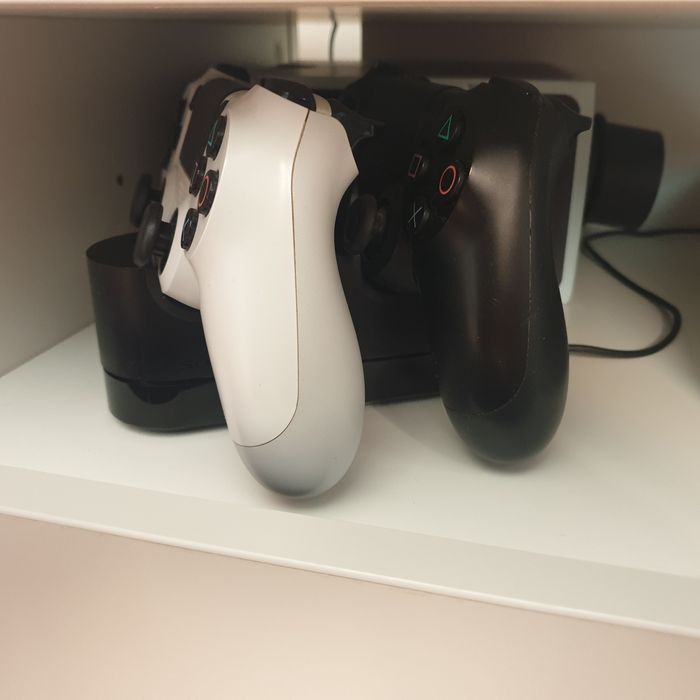 Playstation 4 + 2 Comandos + Carregador