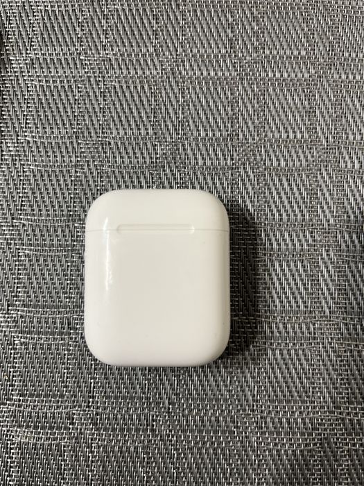 Продам Airpods 2 +два кейса Оригинал б/у