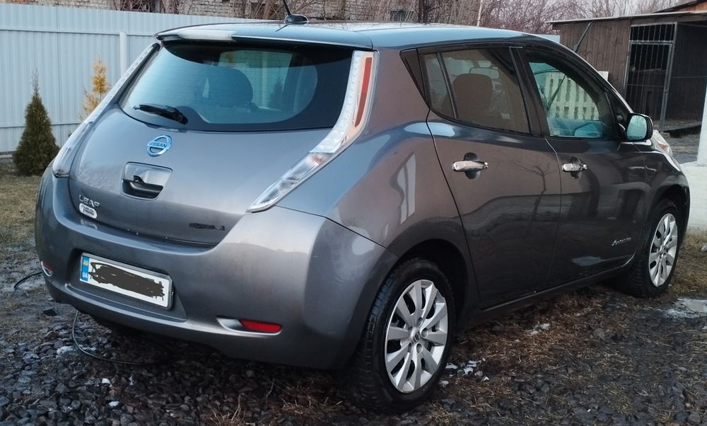Продам Nissan Leaf.