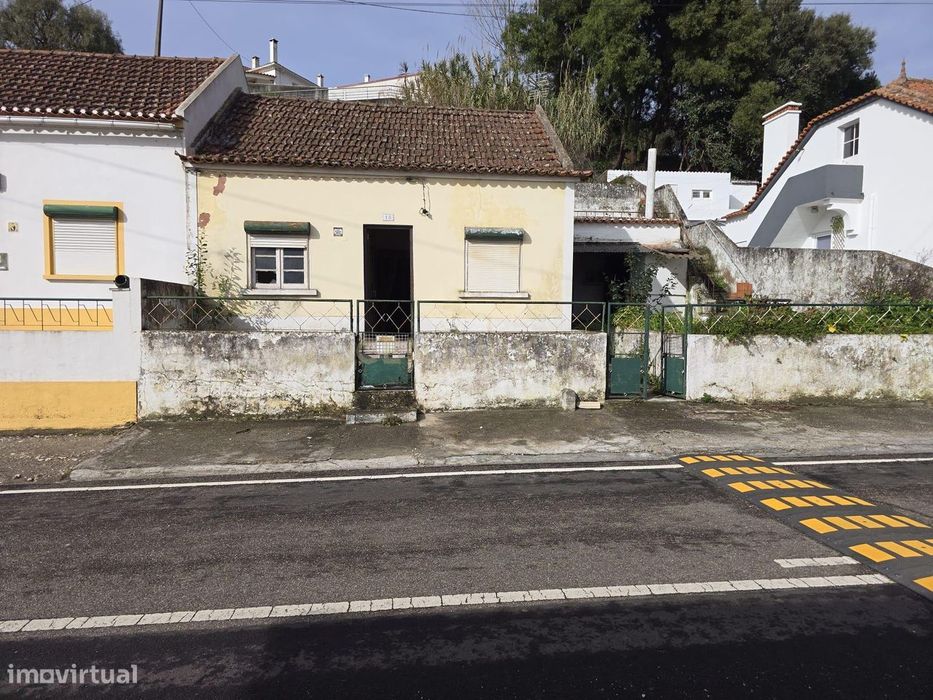 Moradia T3 para remodelar no Bombarral