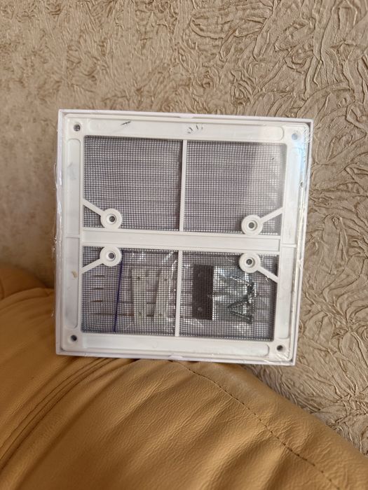 Вентиляційна решітка зі схованим кріпленням