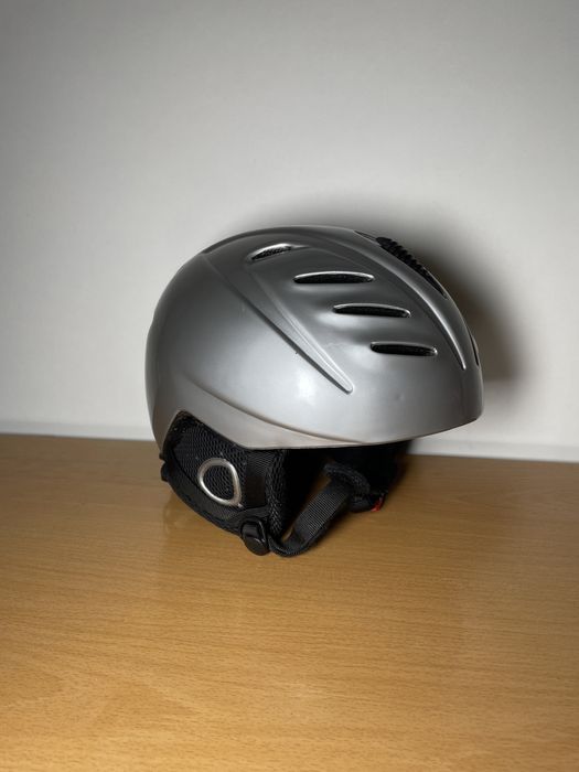 Kaski narciarskie różne modele oraz rozmiary