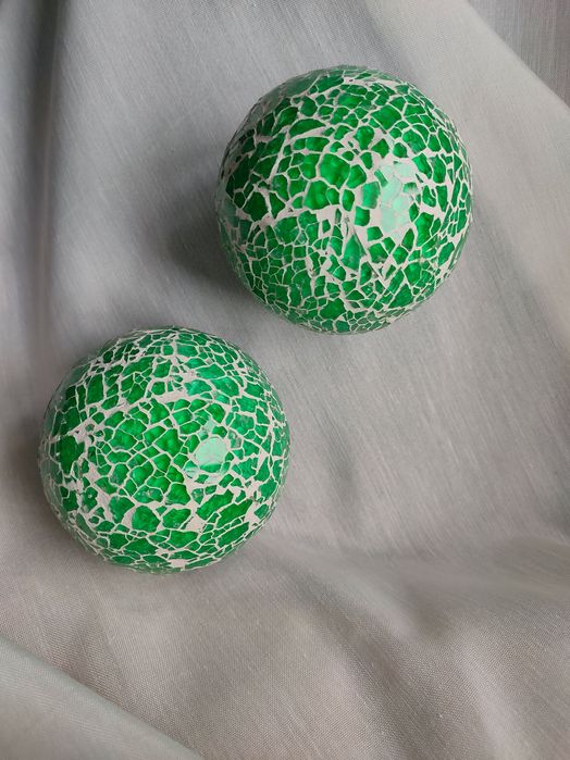 Bolas de decoração envidradas verde e branco