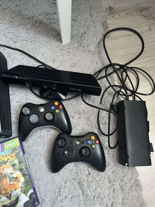 Xbox 360 slim trzy pady kinect i cztery gry. Cena do negocjacji