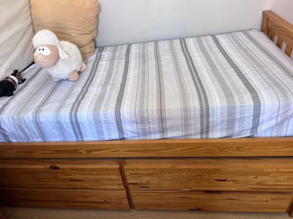 Cama dupla com gavetas de arrumos