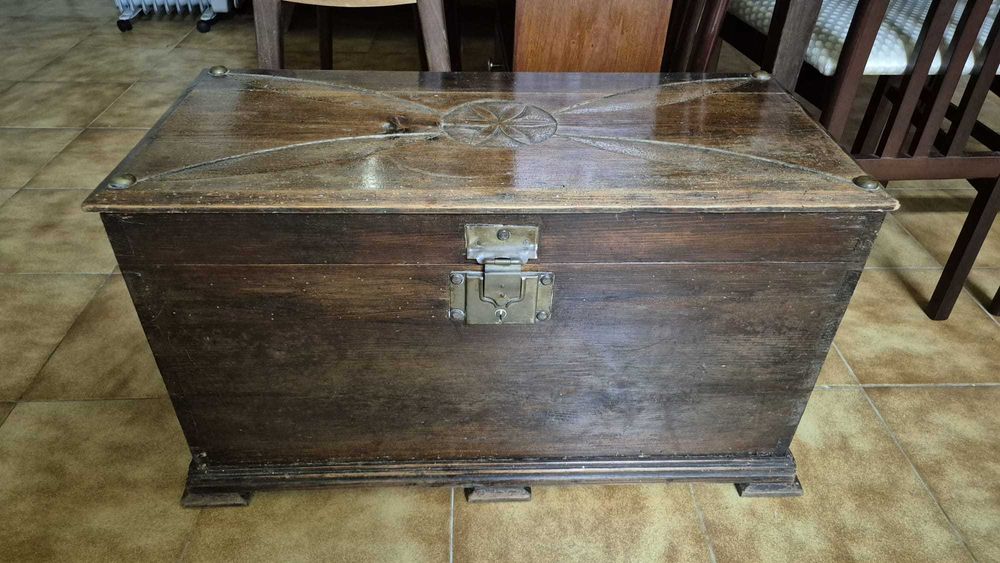 Arca antiga de madeira