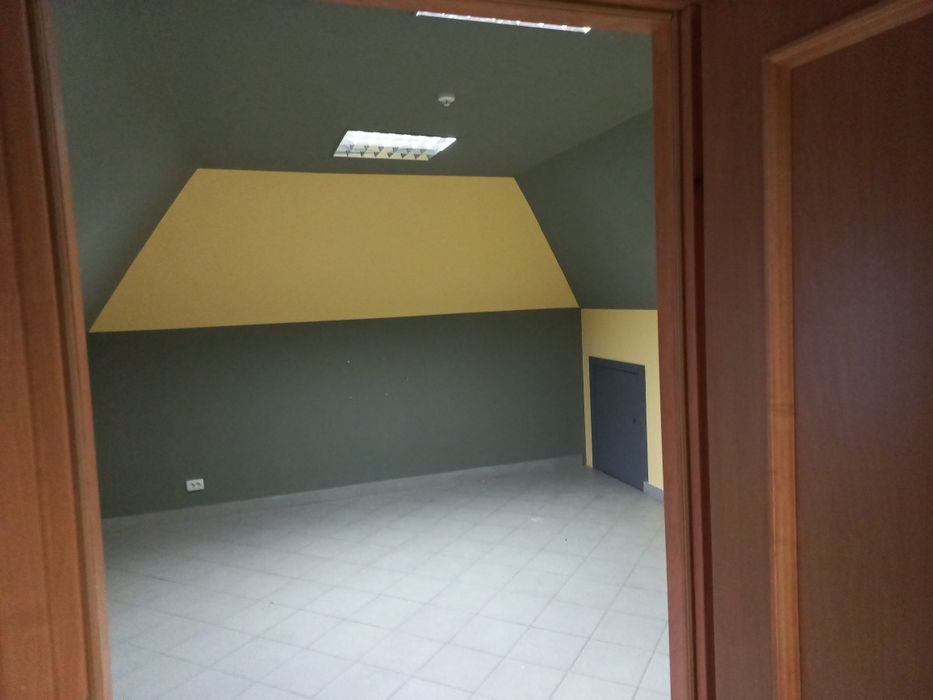 Продається  комерційна будівля, просторі зали для торгів