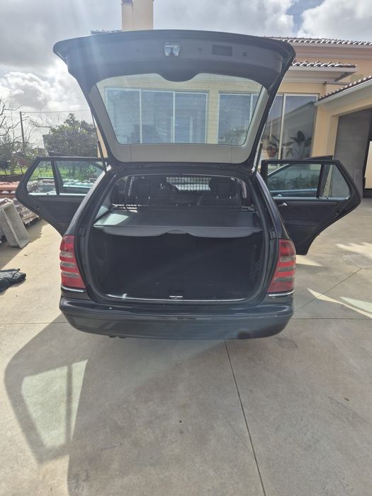 Mercedes benz C220 carrinha 2002 Excelente Estado

Mercedes-Benz C22