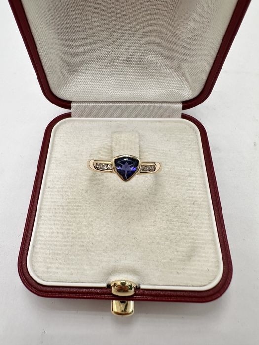Złoty pierścionek z tanzanitem 0,45ct i diamentami